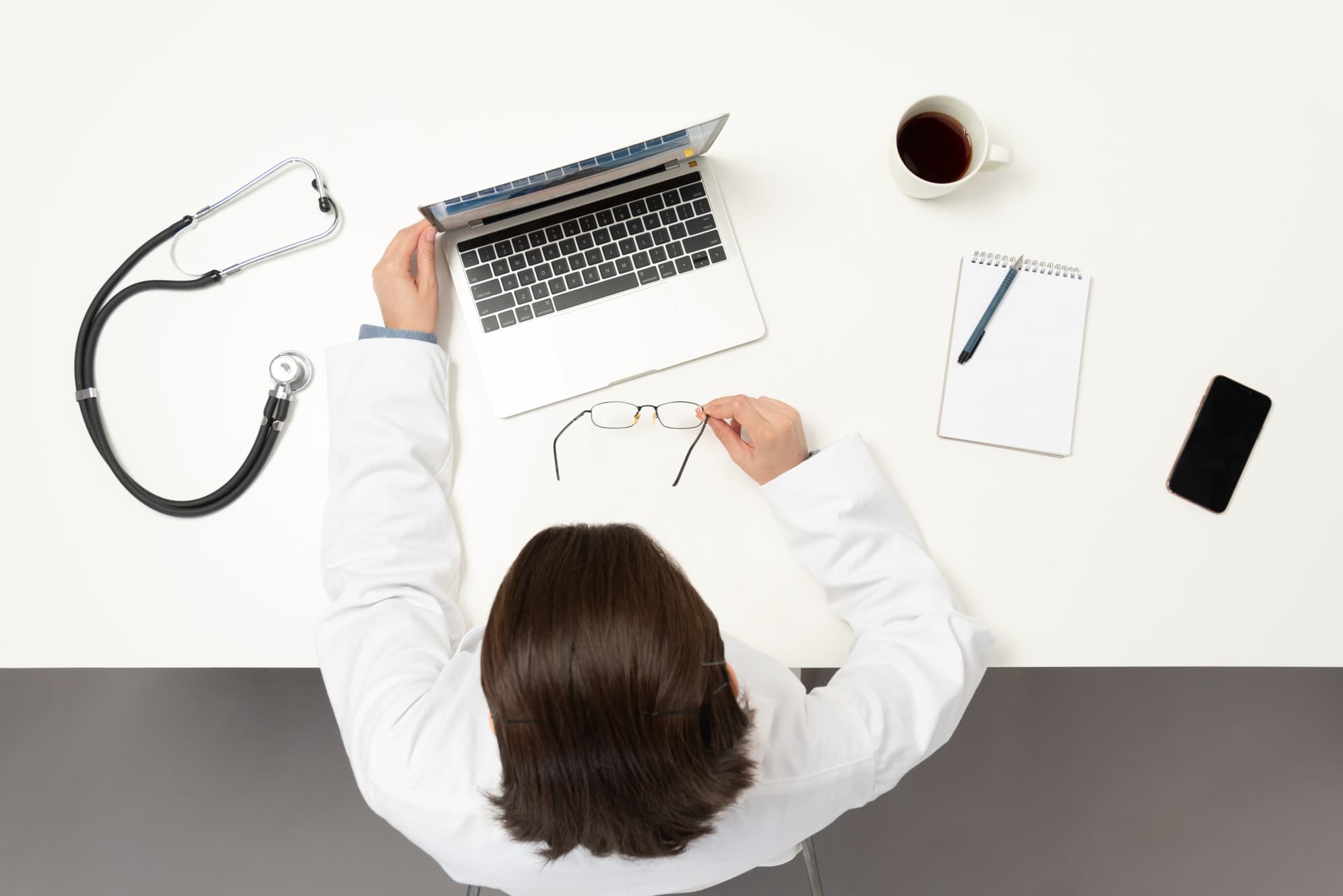 Profissional de saúde utilizando plataforma digital