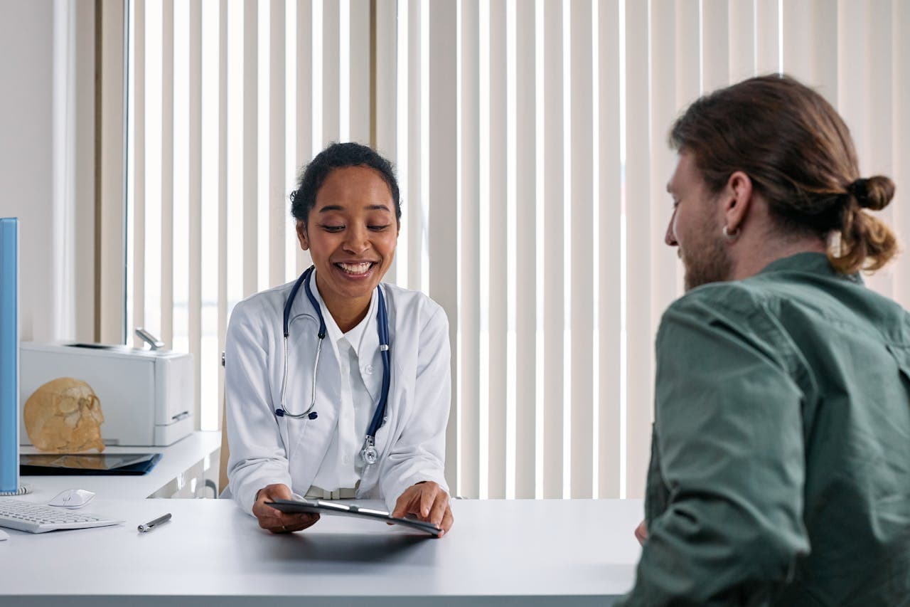 Médico realizando teleconsulta de cardiologia